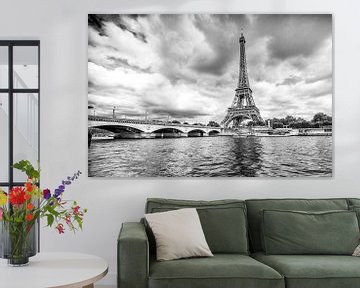Eiffeltoren in Parijs met dreigende lucht