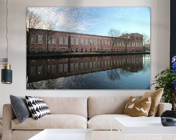 L'ancienne usine de la Garenspinnerij à Gouda avec des reflets dans l'eau