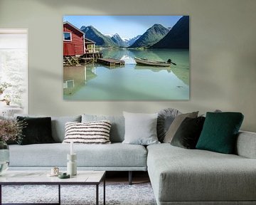 Boathouse und Berge an einem Fjord in Norwegen von iPics Photography