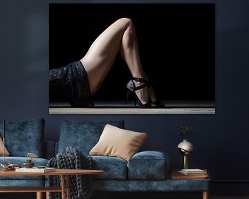 Benen van een vrouw liggend op haar rug in lingerie