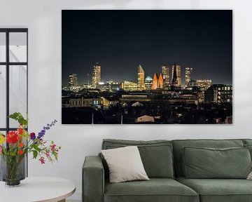 The skyline of the city of The Hague at night. sur Retinas Fotografie