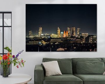 Die Skyline der Stadt Den Haag in der Nacht. von Retinas Fotografie