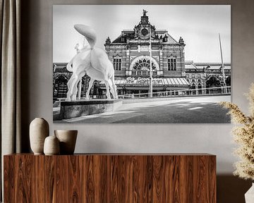 Central Station Groningen, Netherlands, Peerd van ome Loeks  (black&white) sur Klaske Kuperus