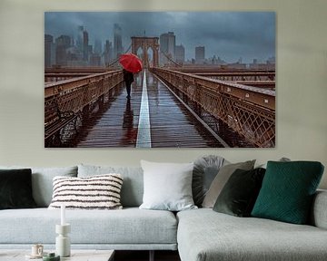 Frau mit rotem Regenschirm auf der Brooklyn Bridge in New York