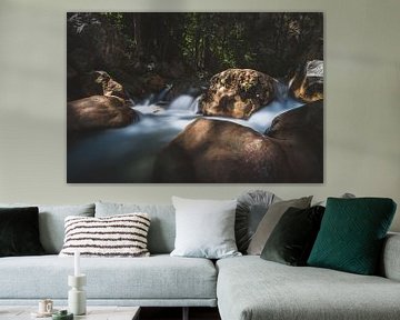 Langer Fensterladenfotoschuß eines Flusses des flüssigen Wassers mit Wasserfall von Fotografiecor .nl