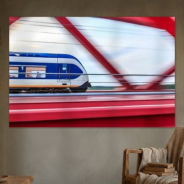 Trein over de Ijsselbrug in Zwolle