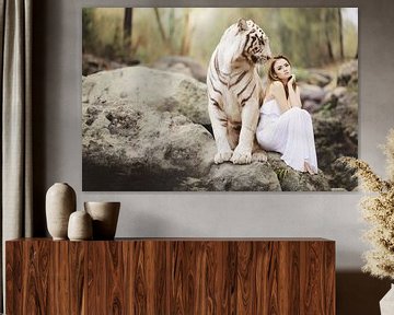 Witte tijger met mooie vrouw van Sarah Richter