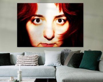 Indringend kijkende vrouw met rood haar van Atelier Liesjes