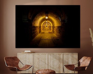 Donkere tunnel Boedapest van Jeffrey Tijtgat