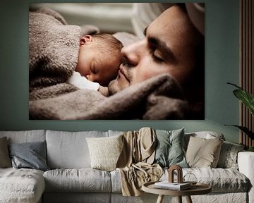 Mann mit Baby unter einer Decke von Atelier Liesjes
