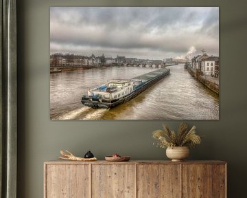 Binnenvaartschip bij de Sin Servaasbrug in Maastricht von John Kreukniet