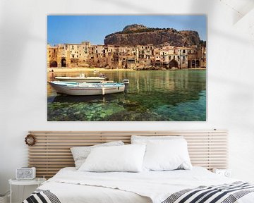 Alte Stadt und Hafen Cefalu mit Stadtstrand und klarem Meer in Sizilien von iPics Photography