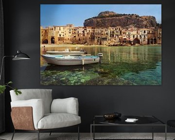 Oude stad Cefalu met haven, bootjes en stadsstrand in Sicilië van iPics Photography