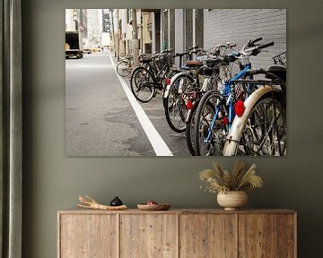 Rijtje fietsen in Tokio, Japan van Marcel Alsemgeest