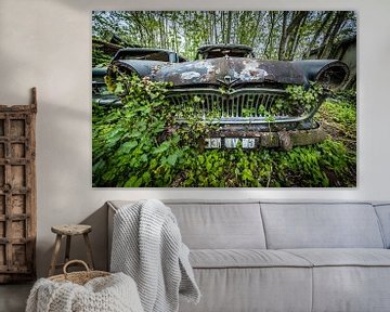 Oldtimer voiture dans la forêt sur Inge van den Brande