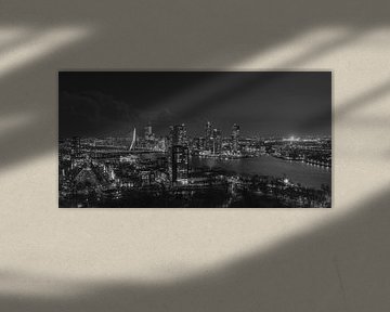 Die Skyline von Rotterdam mit einem beleuchteten De Kuip von MS Fotografie | Marc van der Stelt