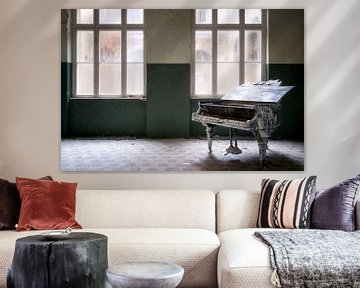 Verlaten Piano in Verval. van Roman Robroek