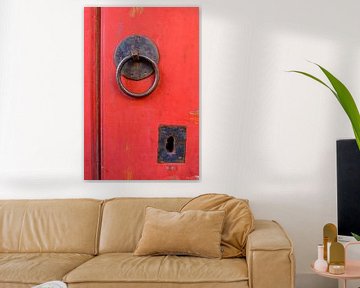 Klopper en klink op een oude rode deur. van Marian Klerx