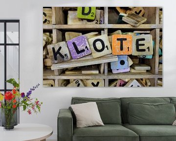 Scrabble letters in allerlei kleuren.  von Marian Klerx