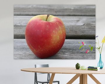 Appel op houten ondergrond
