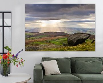 Zonnestralen door de donkere wolken in Peak District, Verenigd Koninkrijk van Brenda Hoogendijk-Bakker