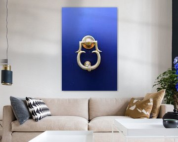 Voordeur in blauw met deurklopper.