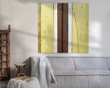 Abstraktes Linienwerk mit Holz und rostigem Rohr in Gelb und Braun