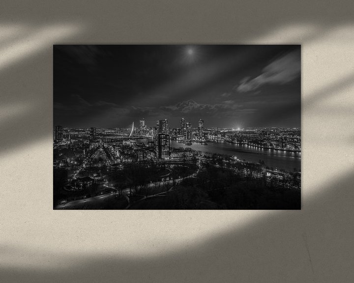 Sfeerimpressie: Het uitzicht op Rotterdam-Zuid met de verlichte De Kuip van MS Fotografie | Marc van der Stelt