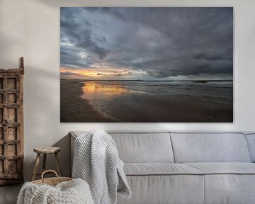 Scheveningen strand in het avondlicht. van Tilly Meijer