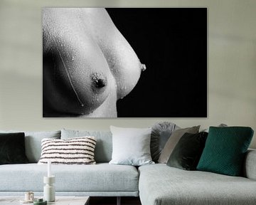 Druppels water die over een blote borsten rollen - Erotische wanddecoratie van Retinas images