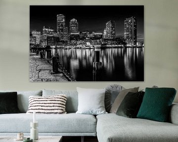 BOSTON Fan Pier Park & Skyline Boston in der Nacht | monochrom von Melanie Viola