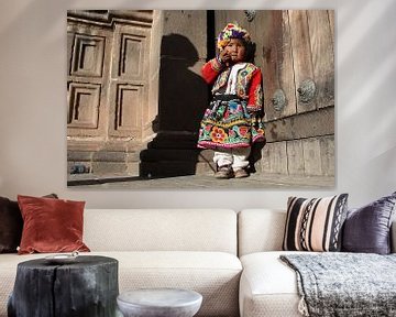 Verlegen meisje in Cusco van Antwan Janssen