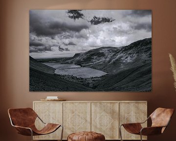 Blick vom Scafell Pike auf Wast Water in schwarz-weiß von Tom Goldschmeding