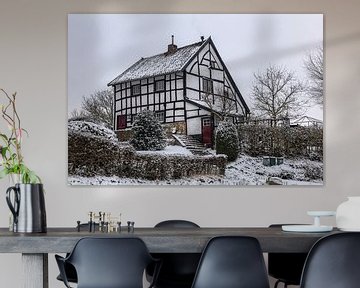 Vakwerkhuisjes in de sneeuw in Zuid-Limburg von John Kreukniet