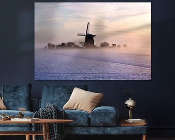 Traditionele molen op het platteland in de mist en sneeuw in Nederland van Eye on You