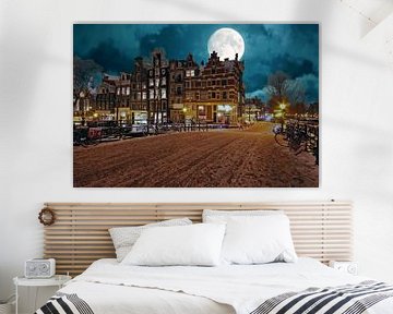 Besneeuwd Amsterdam bij volle maan in Nederland van Eye on You