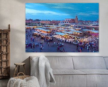 Djemaa el Fna markt in Marrakesh, Marocco bij zonsondergang