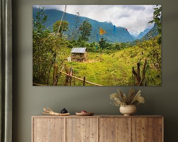 Vogelscheuche am Häuschen in den Bergen, Laos