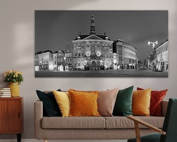 Panorama de l'hôtel de ville au marché de Den Bosch en noir et blanc