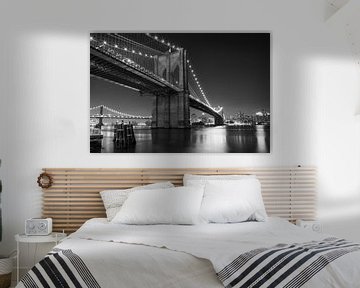 Nacht über der Brooklyn Bridge (schwarz und weiß)
