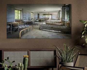 Bedden in een verlaten ziekenhuis van Inge van den Brande