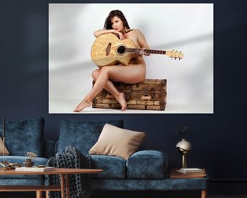 Vrouw, sexy naakt met gitaar van Atelier Liesjes