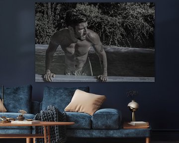 Man met onbloot torso komt sexy uit zwembad in zwartwit van Atelier Liesjes