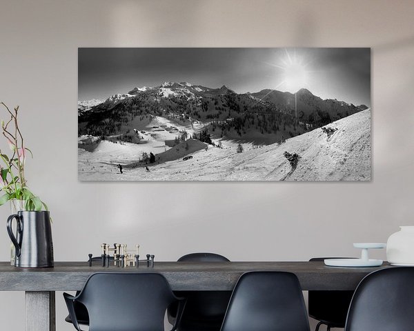 Un paysage d'hiver dans les montagnes en noir et blanc
