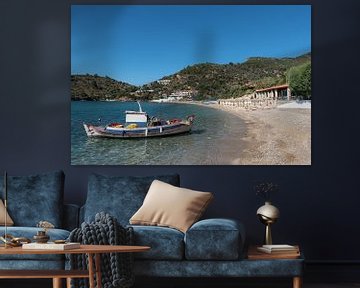 Bateau de pêche, plage de Limnionas, Samos sur Rinus Lasschuyt Fotografie