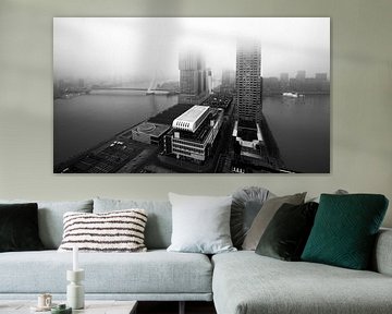 Kop van Zuid vanuit Montevideo met mist (zwart-wit) van Prachtig Rotterdam
