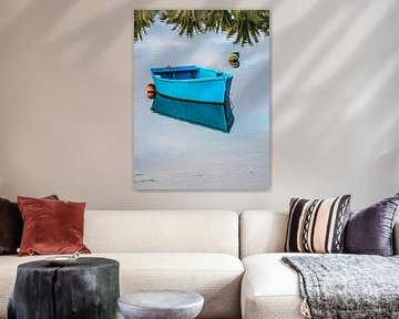 Klein blauw roeibootje spiegelend in stilstaand water by Harrie Muis