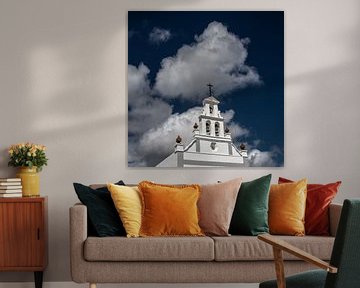 Historische kerkgevel met een contrastrijke wolken lucht. von Harrie Muis