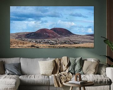 Het dorpje El Roque op Fuerteventura, Canarische Eilanden, met zijn karakteristieke twee bulten. van Harrie Muis