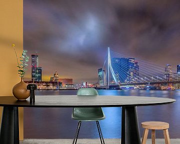 De skyline van Rotterdam tijdens de avond van Dennisart Fotografie